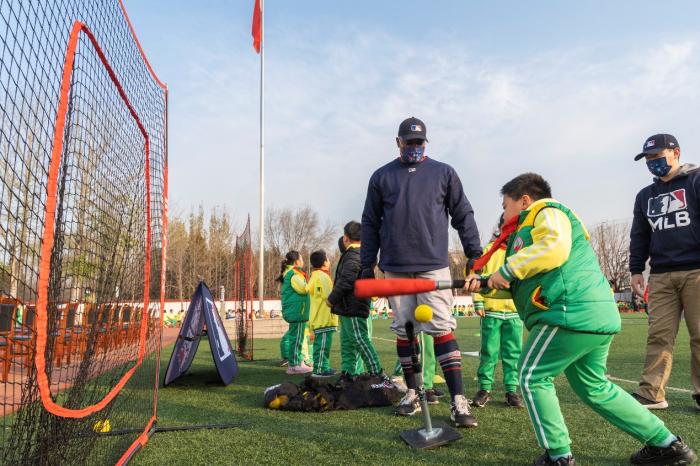 吉克隽逸担任MLB青少年棒球推广大使，与学生同
