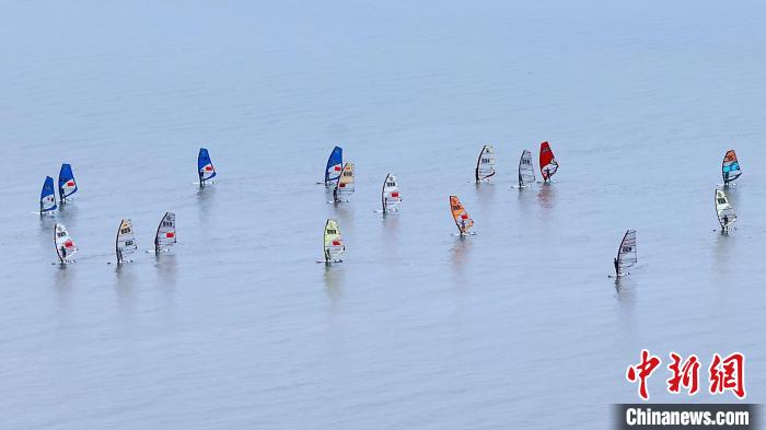 在中俄边界的兴凯湖举行的全国帆板马拉松与皮