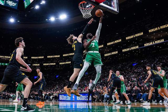 勇士客场惨败凯尔特人 库里缺席成关键因素