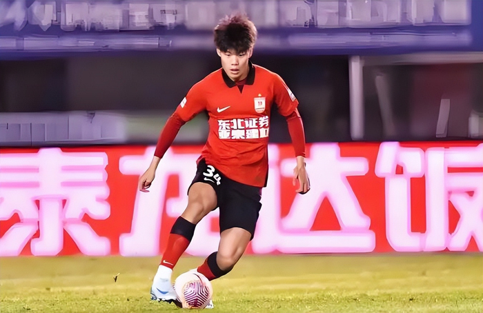 韦世豪成多家豪门争夺焦点 成都蓉城续约留人引